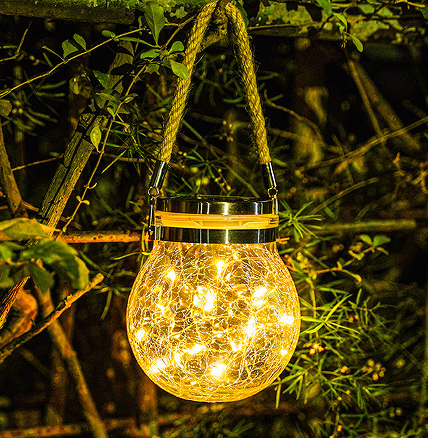 Tinkamai išnaudokite saulės energiją naudojančias lempas, kad sukurtumėte šiltą ir jaukią atmosferą balkone.