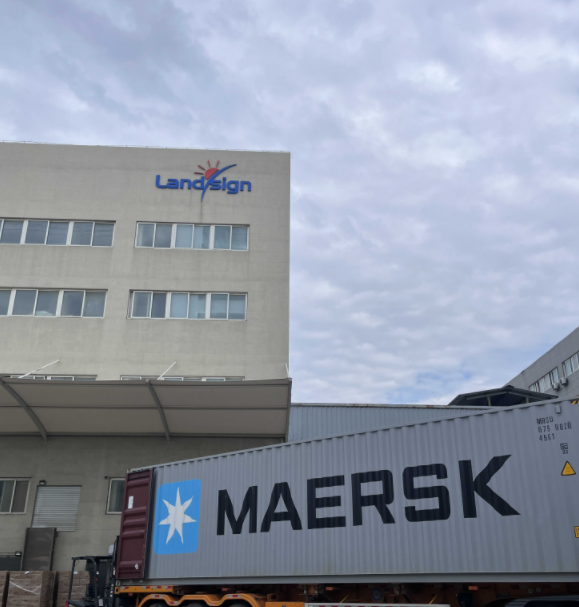 Ankstyvas ryto konteinerių pakrovimas ir siuntimas prasideda Landsign mieste