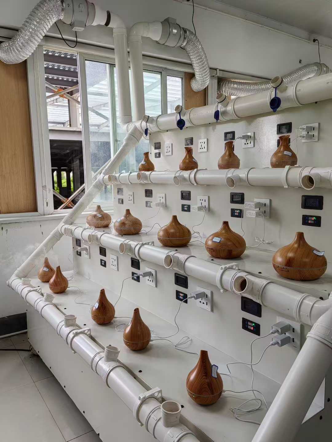 Vykdomas medinio aromato difuzoriaus senėjimo bandymas