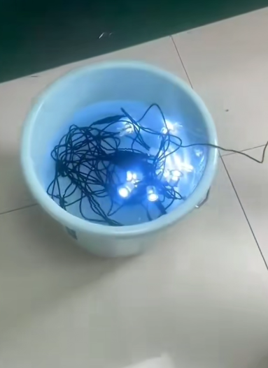 Panardintos į vandenį bandomos atsparumo vandeniui lemputės